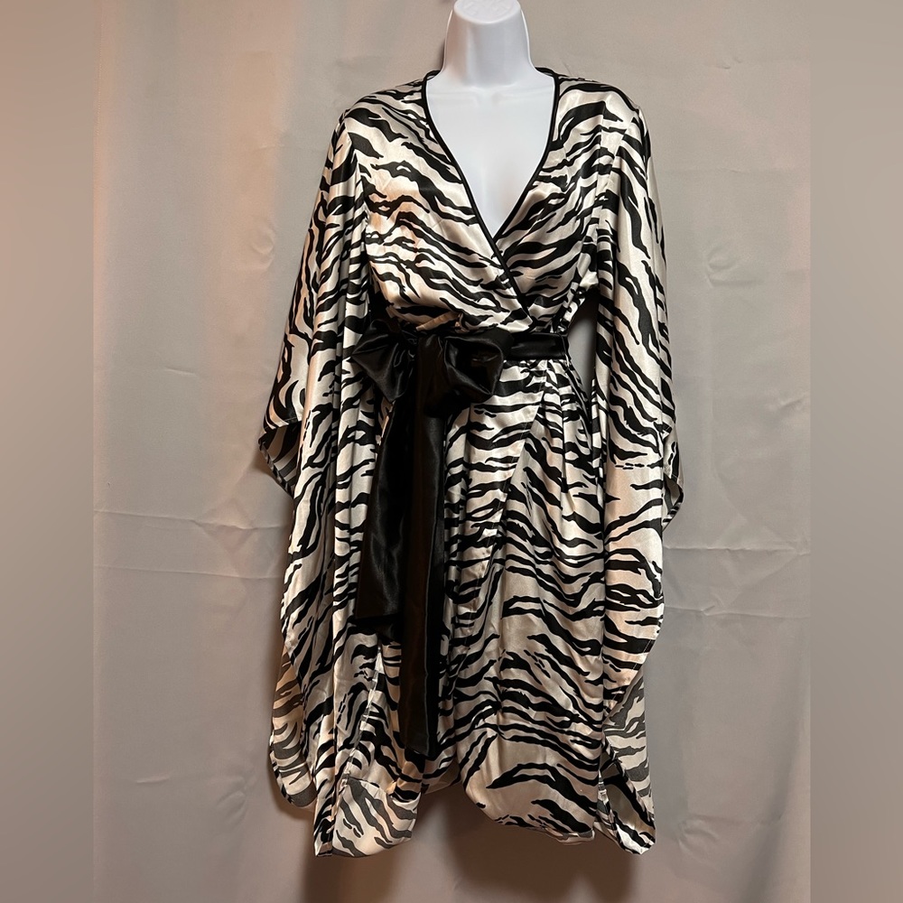 HOT IN HOLLYWOOD Elegance Kimono Satin Robe House Coat SEXY  Medium